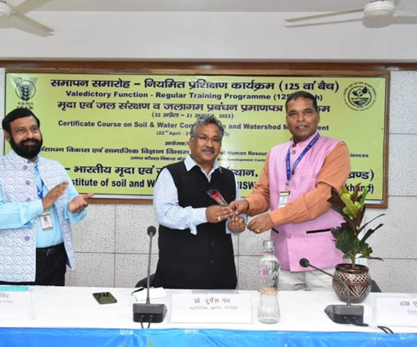 indian-institute-of-soil-and-water-conservation-organized-18th-parthenium-awareness-week-programme-in-tsp-village-on-august-22-2023